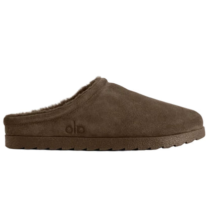 Chinelo marrom de camurça com forro felpudo, modelo slip-on, sola texturizada.