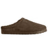 Chinelo marrom de camurça com forro felpudo, modelo slip-on, sola texturizada.