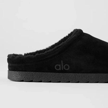 Slipper preto de camurça com interior forrado e sola emborrachada, visão lateral direita.