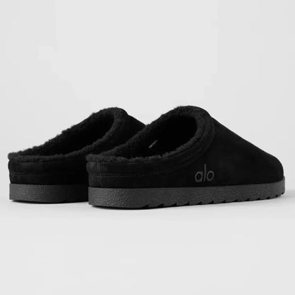 Chinelo slipper preto de pelúcia, solado antiderrapante, visto de trás, estilo confortável.