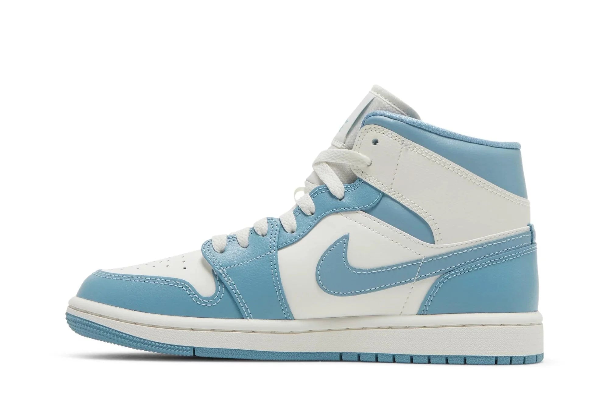 Tênis Nike Air Jordan 1 Mid University Blue (UNC) Azul