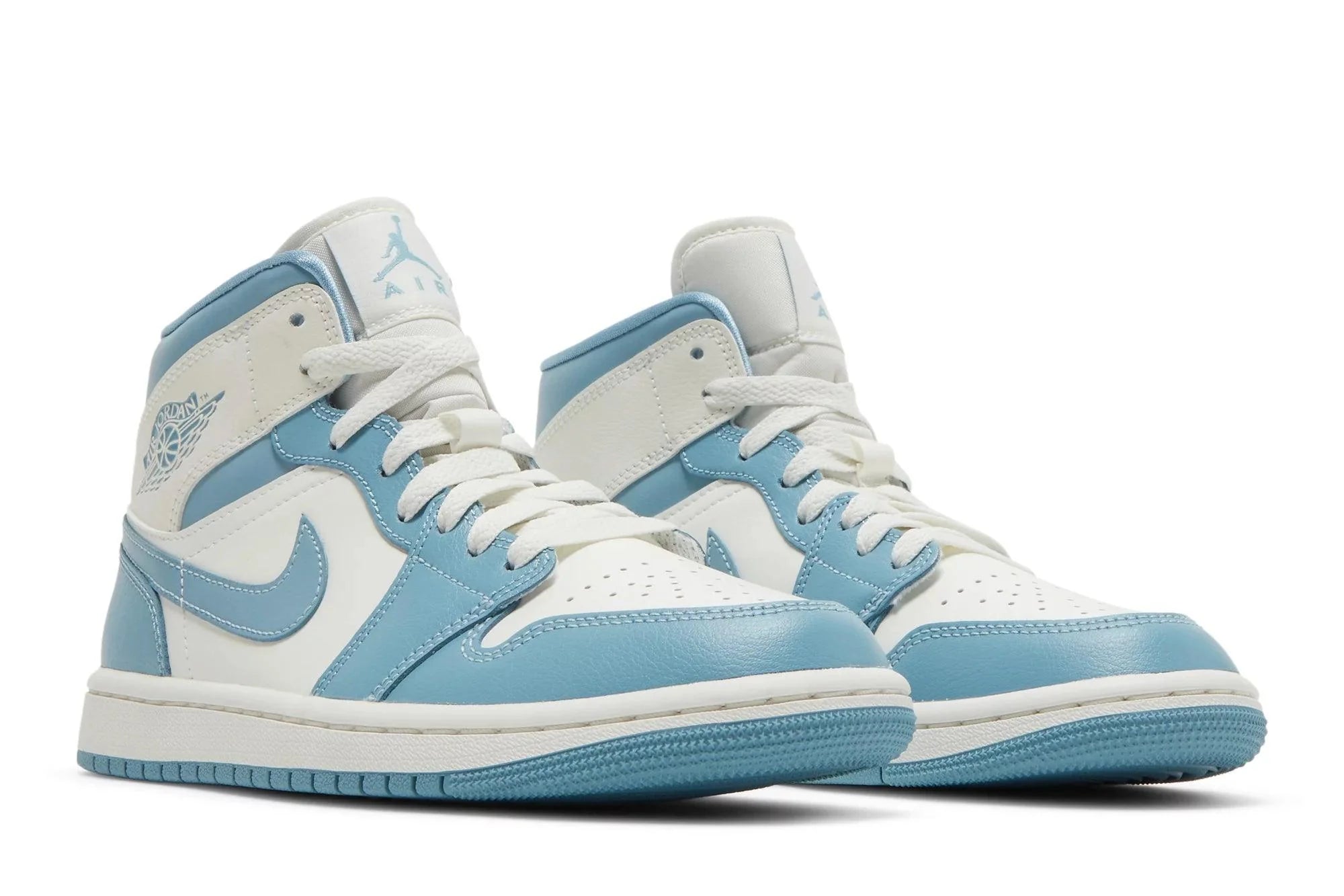 Tênis Nike Air Jordan 1 Mid University Blue (UNC) Azul