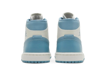 Tênis Nike Air Jordan 1 Mid University Blue (UNC) Azul