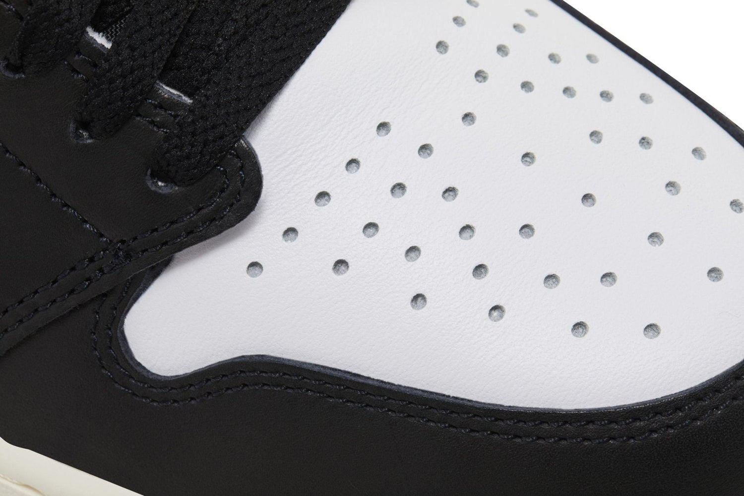 Tênis Nike Air Jordan 1 Retro High OG Black Toe Reimagined Vermelho