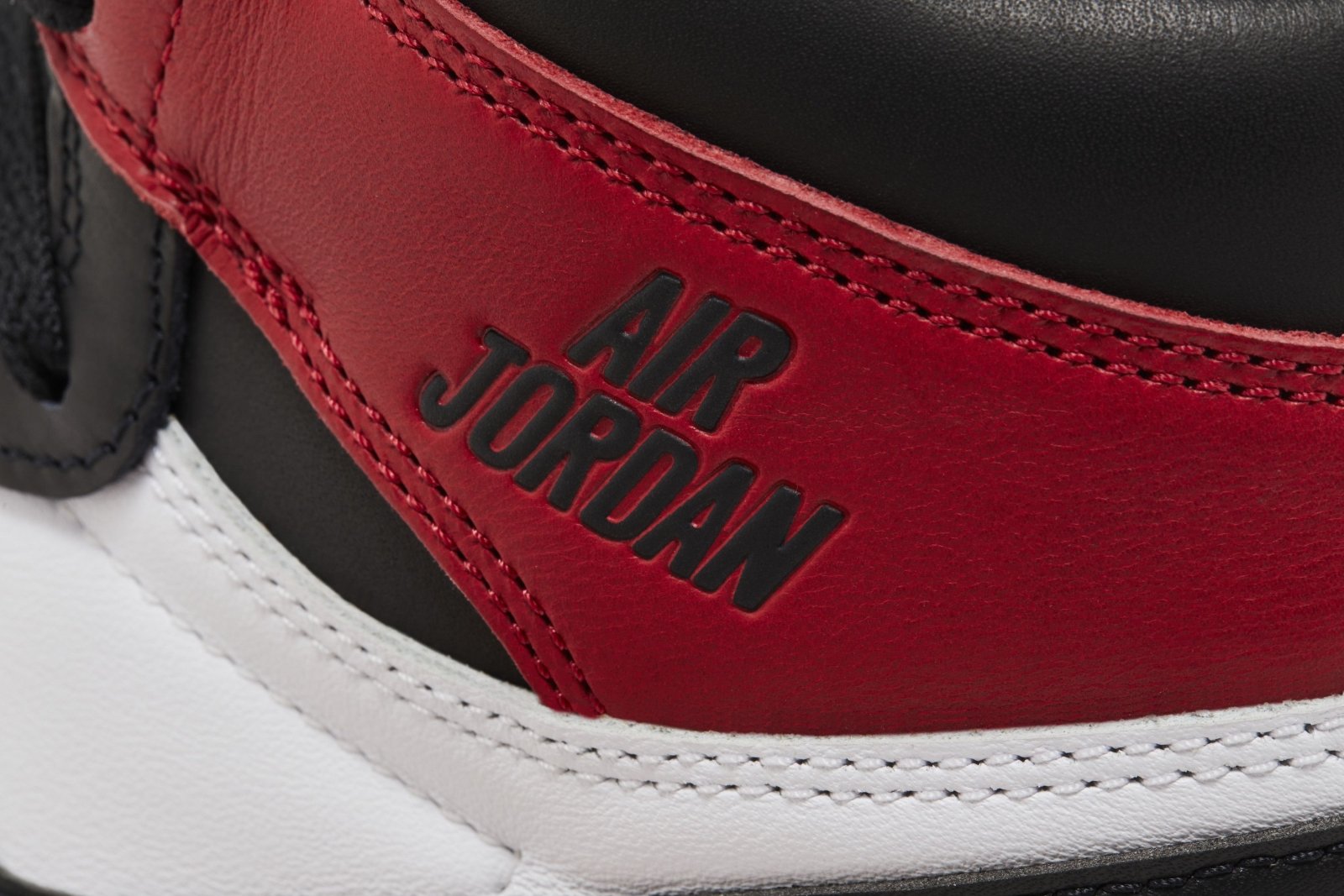 Tênis Nike Air Jordan 1 Retro High OG Black Toe Reimagined Vermelho