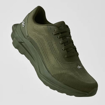 Tênis esportivo verde militar com design moderno visto de lado, cadarço e solado robusto.