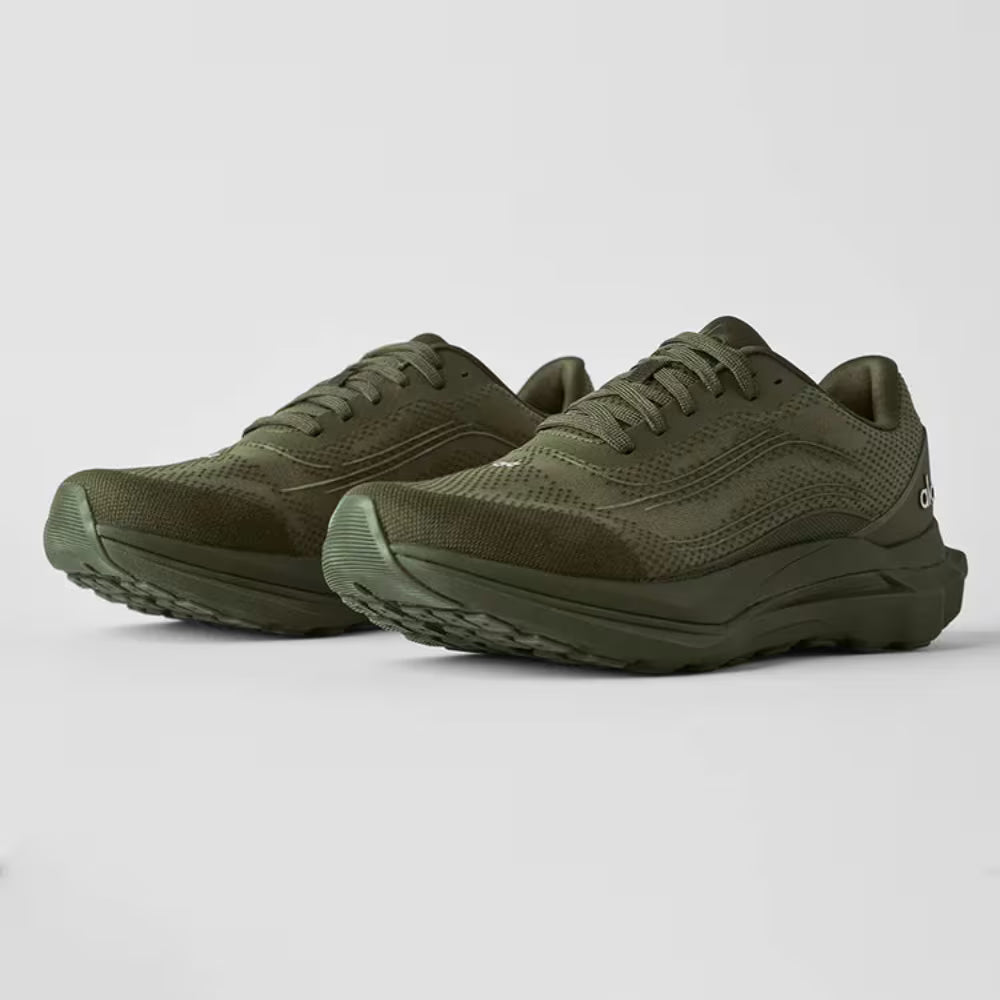 Tênis esportivo verde militar com solado robusto e design moderno, vista lateral em destaque.