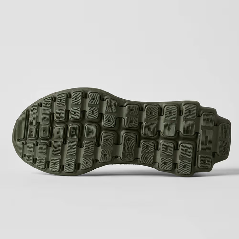 Solado de tênis esportivo verde militar com design emborrachado e textura antiderrapante.
