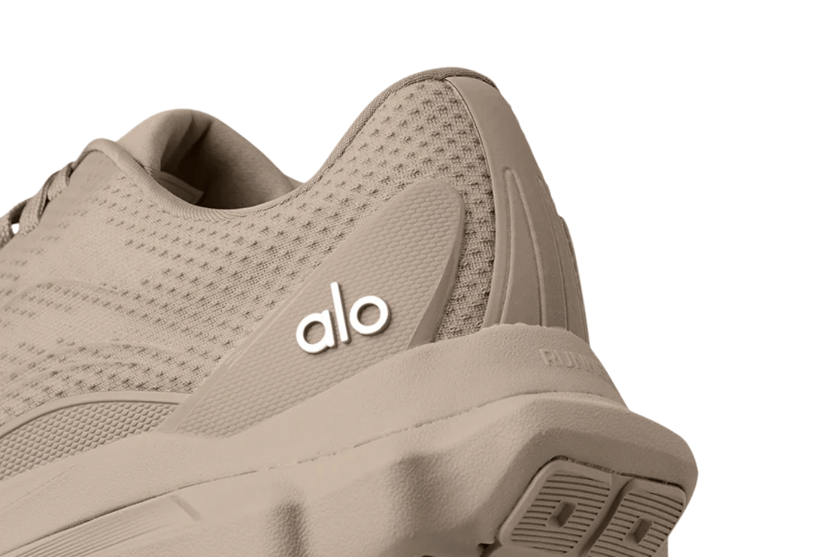 Tênis Alo Yoga ALO Runner Gravel Bege