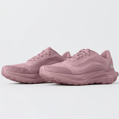 Tênis esportivo rosa antigo, design moderno, solado robusto e detalhe em tecido respirável.