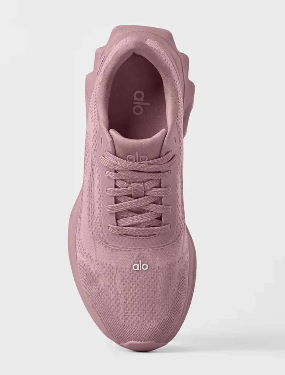 Tênis esportivo rosa antigo visto de cima, com cadarço e detalhes em mesh respirável