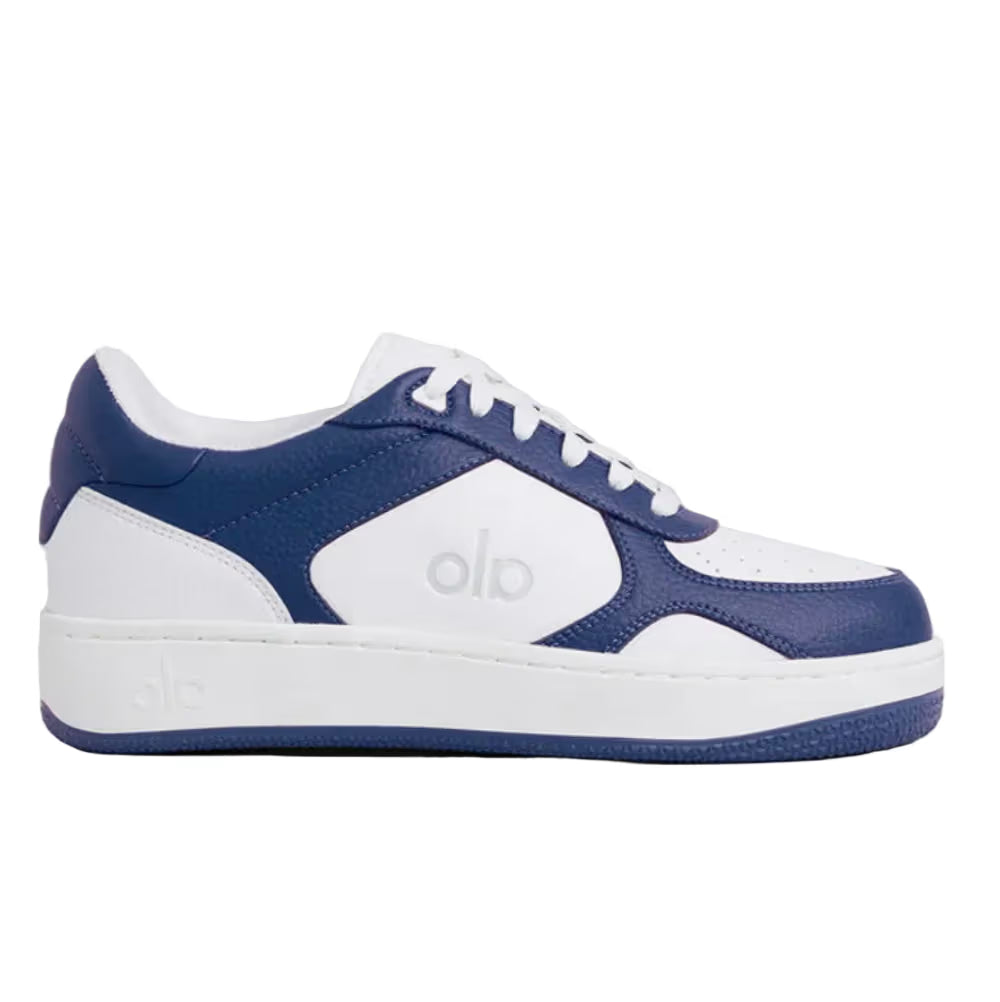 Tênis esportivo branco e azul em couro com sola grossa e detalhe lateral, moda urbana.