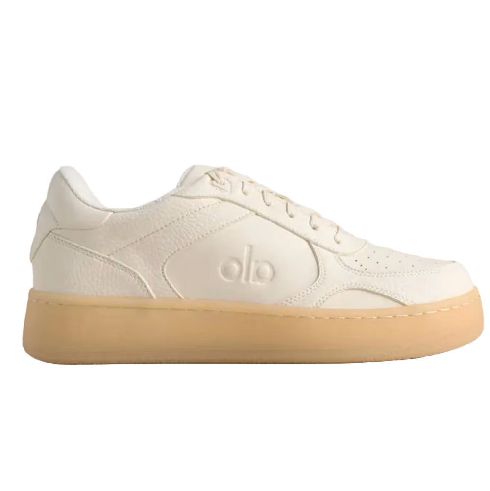 Tênis casual bege Alo Yoga de couro com sola bege claro, estilo minimalista, perfil lateral.
