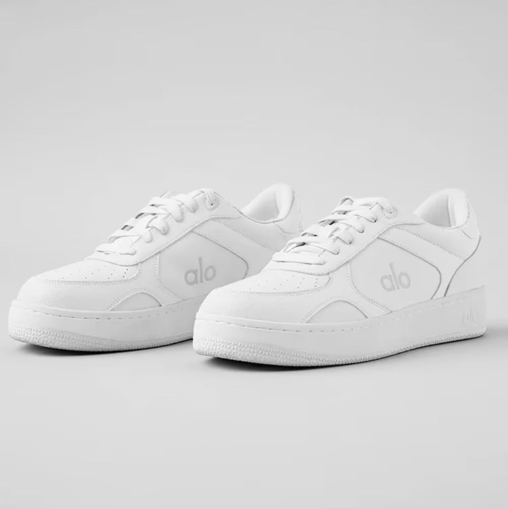 Tênis branco Alo Yoga Recovery Mode lateral, design minimalista, solado reto, logo visível