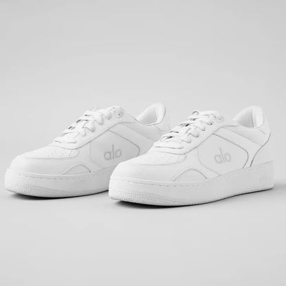 Tênis branco Alo Yoga Recovery Mode lateral, design minimalista, solado reto, logo visível