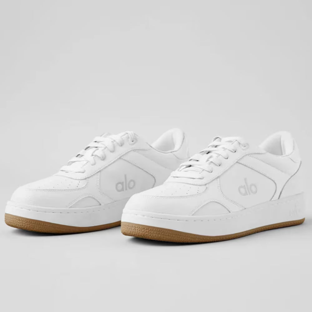Tênis branco casual com sola marrom clara, design moderno e detalhe lateral &