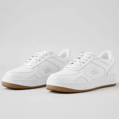 Tênis branco casual com sola marrom clara, design moderno e detalhe lateral &