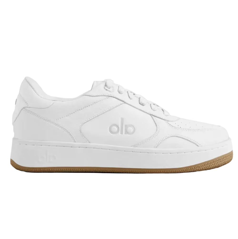 Tênis casual branco com sola marrom e logo em relevo, modelo Alo Yoga Recovery Mode.