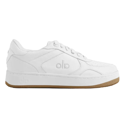 Tênis casual branco com sola marrom e logo em relevo, modelo Alo Yoga Recovery Mode.