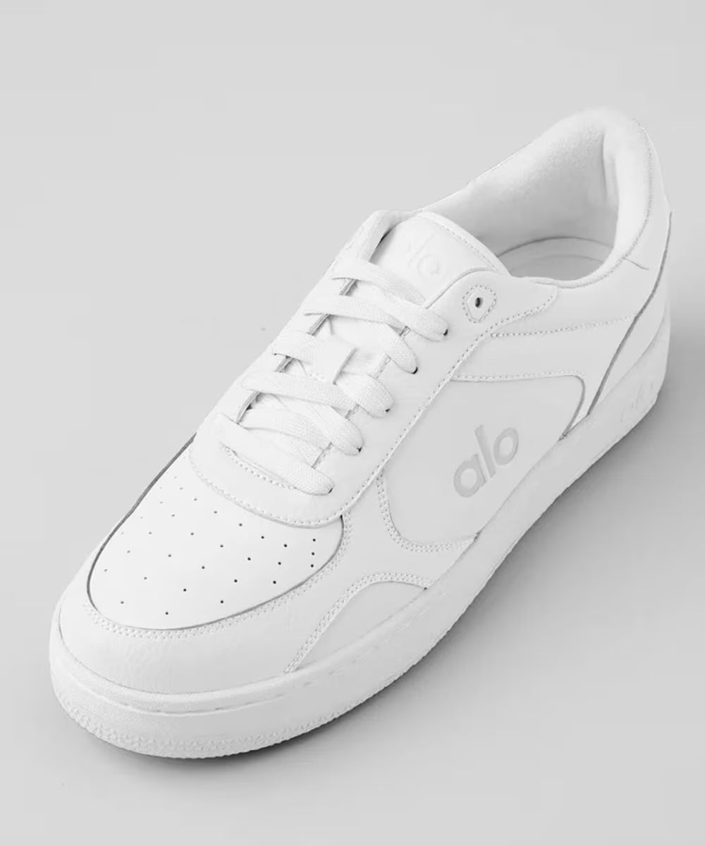 Tênis branco casual masculino, design moderno, detalhes em couro, vista superior.