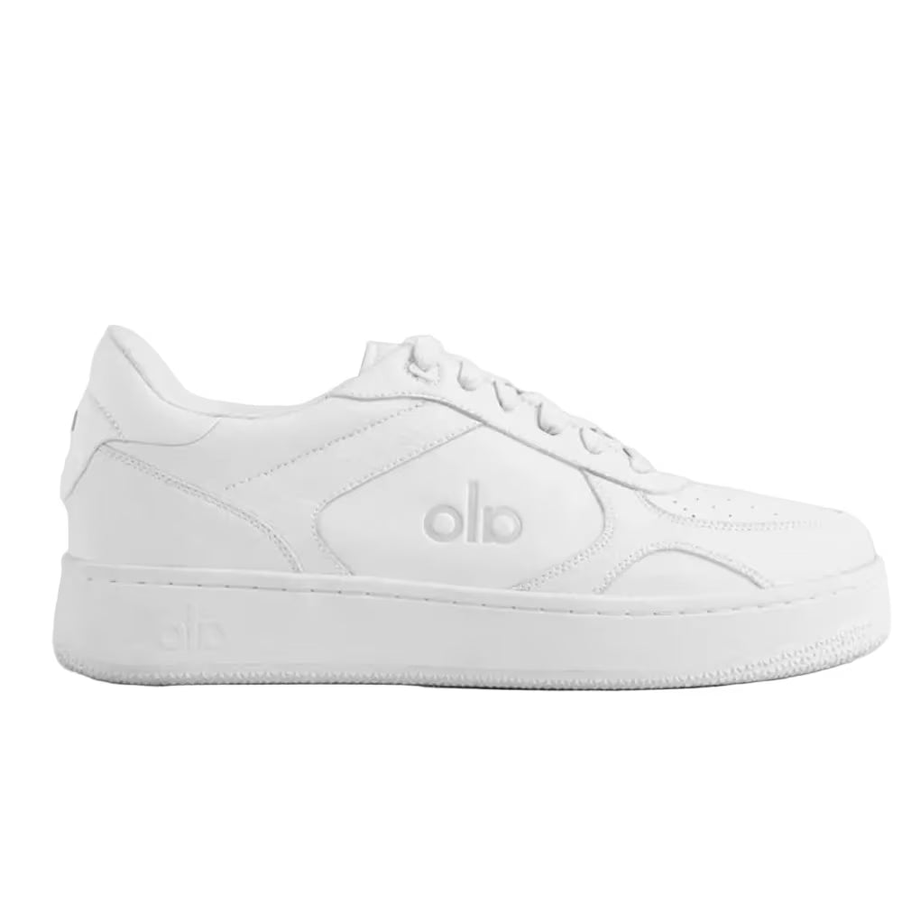 Tênis branco casual com design minimalista, sola alta e detalhes de costura, ideal para moda urbana.