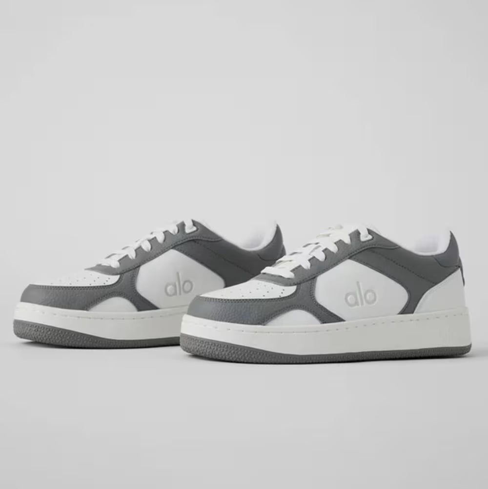 Tênis esportivo casual cinza e branco com sola alta e logo &
