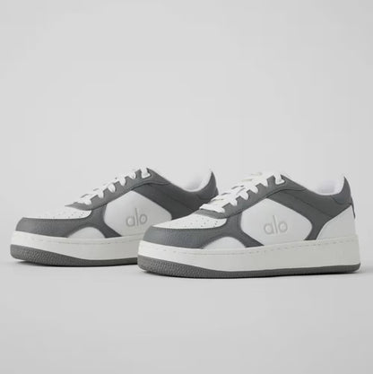 Tênis esportivo casual cinza e branco com sola alta e logo &