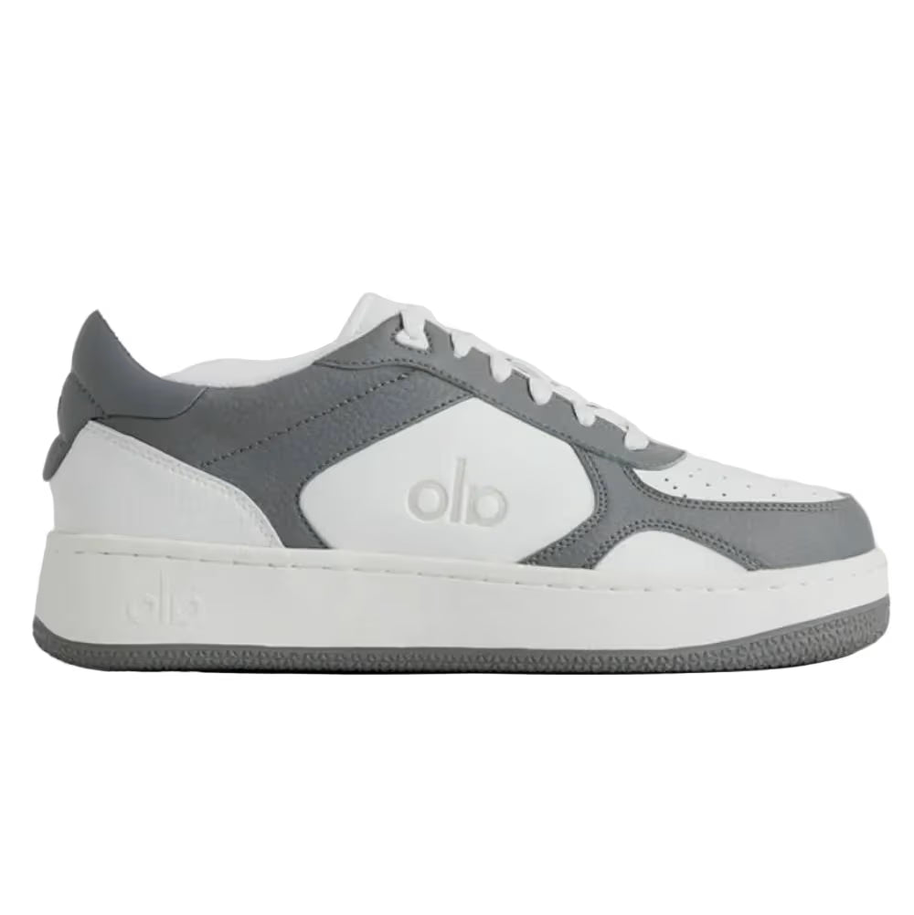 Tênis casual cinza e branco masculino com detalhe lateral, solado robusto e design moderno.
