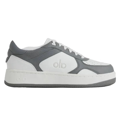 Tênis casual cinza e branco masculino com detalhe lateral, solado robusto e design moderno.