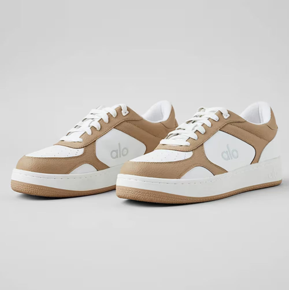 Tênis casual branco e marrom estilo retrô com logo alo na lateral, solado baixo, para o dia a dia.