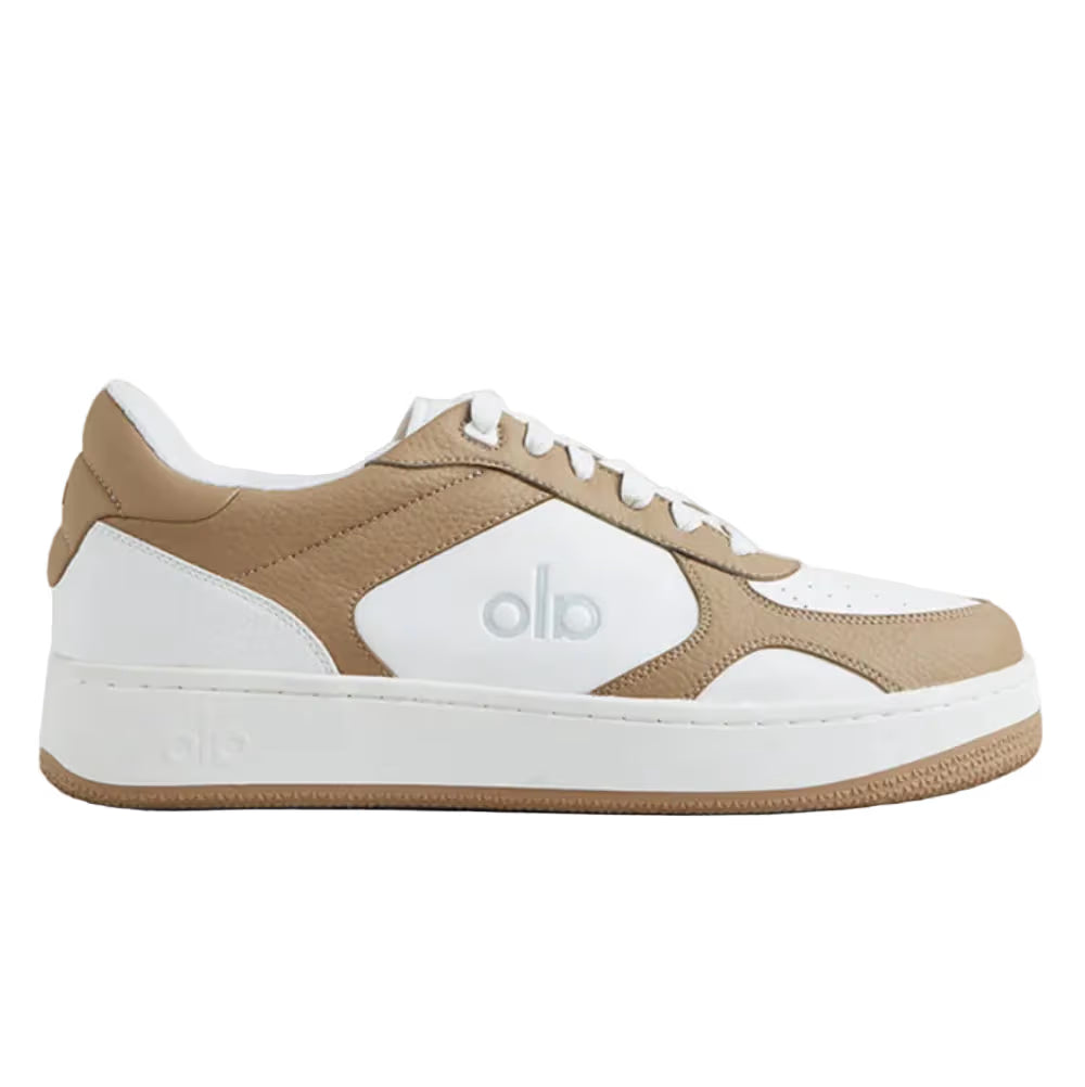 Tênis casual marrom e branco com detalhes em couro, solado branco e logo lateral, estilo urbano.
