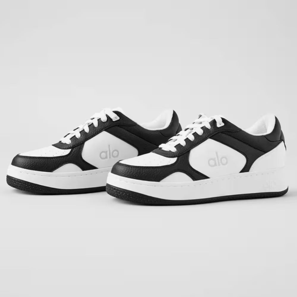 Tênis casual preto e branco Alo Yoga Recovery Mode com design moderno e sola espessa.