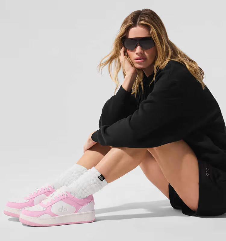 Tênis Alo Yoga Recovery Mode rosa branco em vista lateral com design minimalista e visual premium em modelo