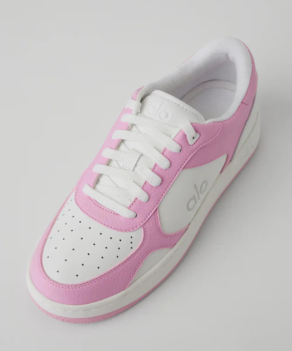 Tênis Alo Yoga Recovery Mode rosa branco vista superior com ajuste confortável