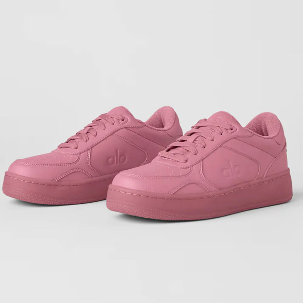 Tênis feminino rosa Alo Yoga Recovery Mode com solado robusto e design esportivo moderno