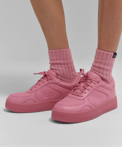 Tênis casual rosa alo yoga recovery mode em couro, cadarço pink, pés com meias combinando