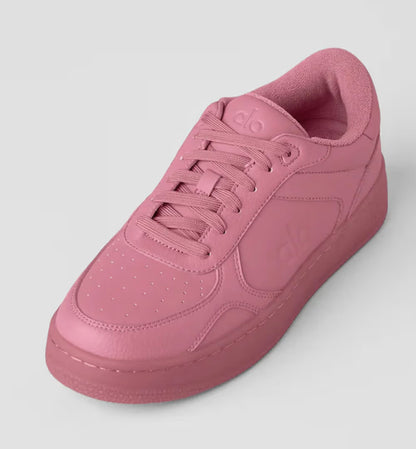 Tênis rosa feminino Alo Yoga Recovery Mode, couro, visual moderno e solado robusto.