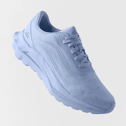 Tênis Alo Yoga Runner azul visto pela lateral direita destacando cabedal respirável