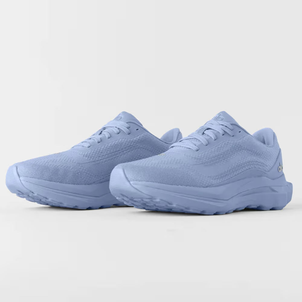 Par de tênis Alo Yoga Runner azul exibindo perfil lateral e estrutura de solado robusta