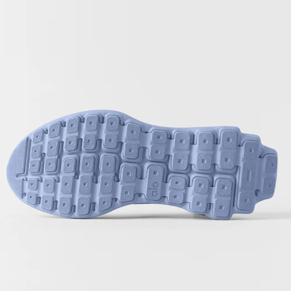 Solado do tênis Alo Yoga Runner azul com recortes de tração para uso urbano e treinos leves