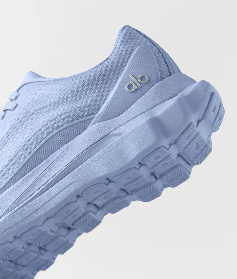 Parte traseira do tênis Alo Yoga Runner azul com calcanhar estruturado e acolchoado