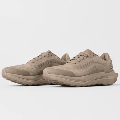 Tênis esportivo bege com design moderno, solado robusto e detalhe lateral em malha.