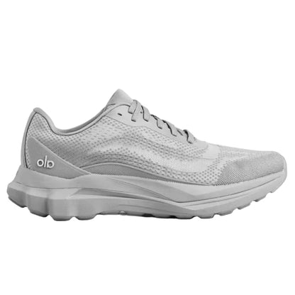 Tênis de corrida cinza Alo Yoga com design moderno e solado robusto, ideal para performance.