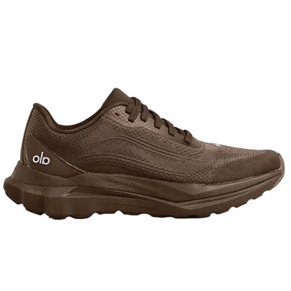Tênis esportivo marrom com solado robusto e cabedal em mesh, estilo casual e moderno.