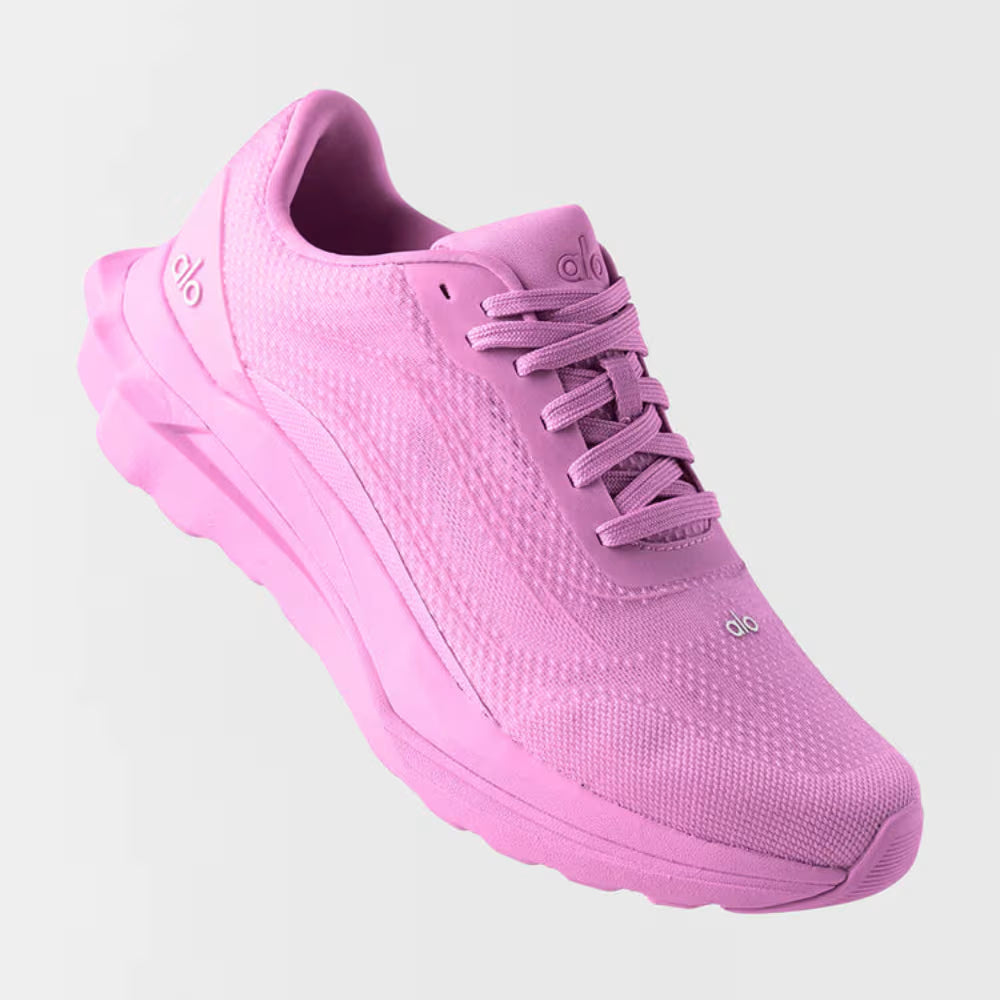 Tênis esportivo rosa, tecido respirável, solado robusto, design moderno, lateral direita em destaque