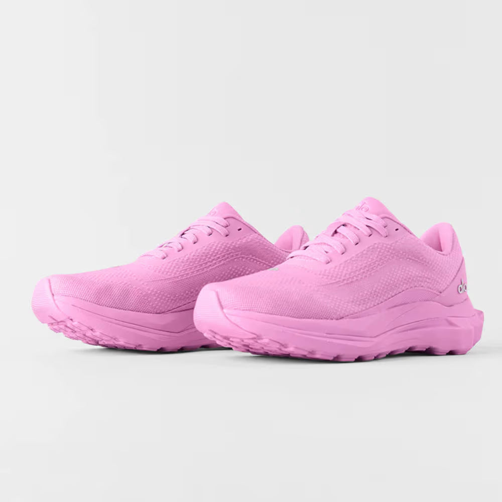Tênis de corrida rosa feminino, visual lateral, solado emborrachado, design moderno.