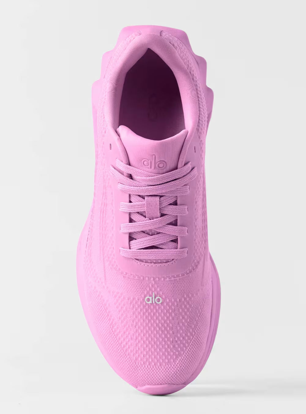 Tênis esportivo rosa alo yoga visto de cima, cadarço e logo frontal em destaque