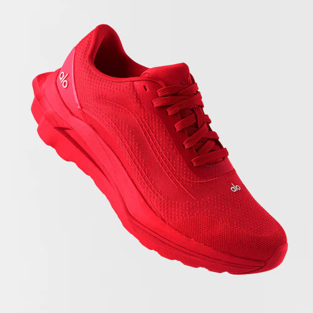 Tênis Alo Yoga Runner vermelho lateral direita com detalhe do cabedal em mesh respirável