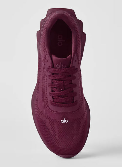 Tênis esportivo vinho alo yoga, visão superior, design moderno e detalhes em mesh.