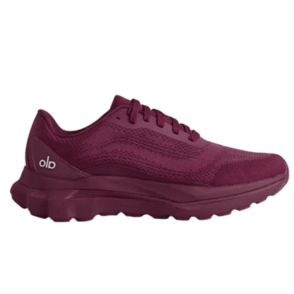 Tênis esportivo vinho para corrida, design moderno, sola robusta, cabedal em malha.